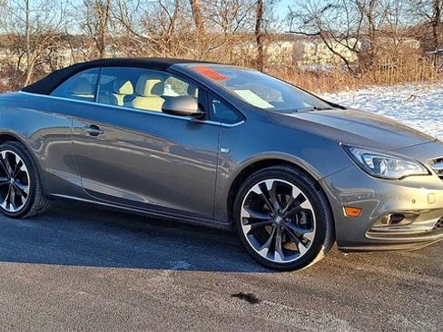 Used 2019 Buick Cascada Premium image 2