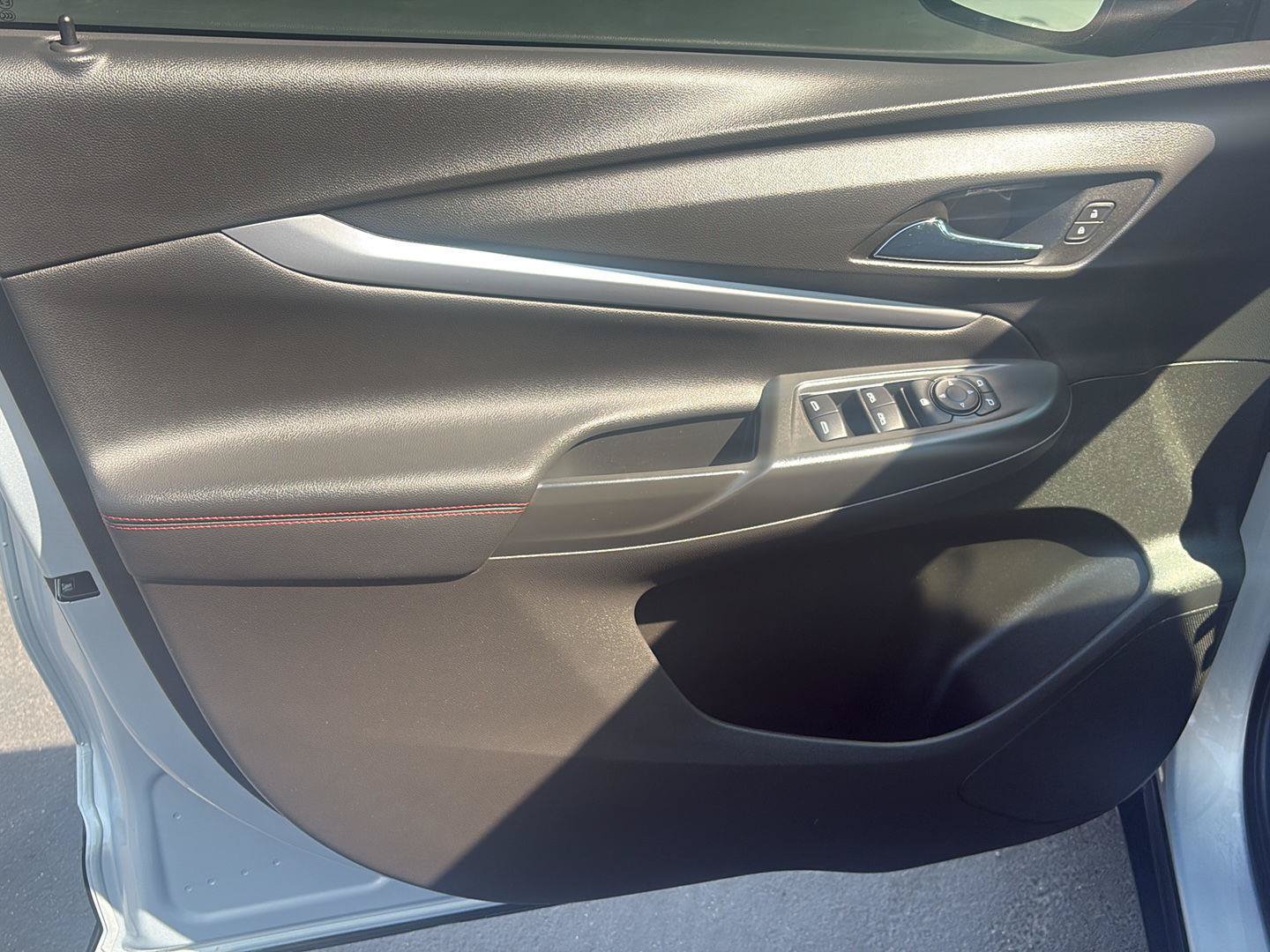 Used 2023 Chevrolet Bolt EUV LT w/ Convenience Package FWD image 12