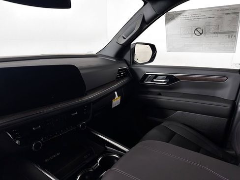 New 2026 Chevrolet Suburban LT image 25