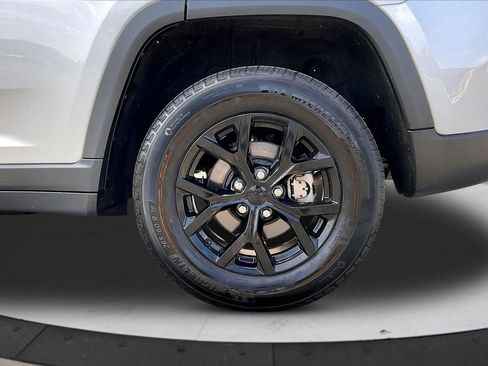 Certified 2025 Jeep Grand Cherokee Altitude AWD/4WD image 35