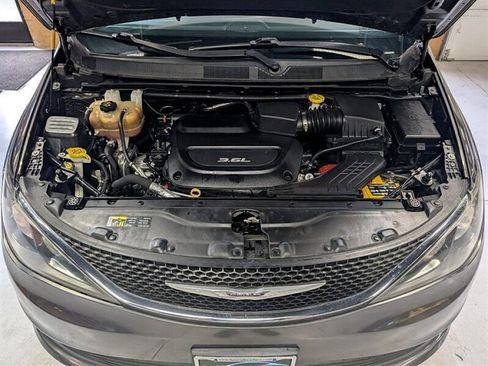 Used 2017 Chrysler Pacifica Touring w/ Tire & Wheel Group image 17