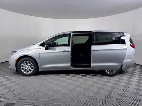 New 2026 Chrysler Pacifica Select image 13