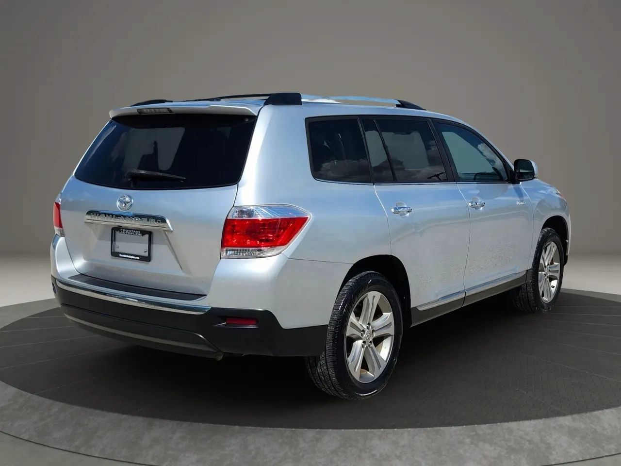 Used 2012 Toyota Highlander Limited w/ Tow Pkg FWD image 5