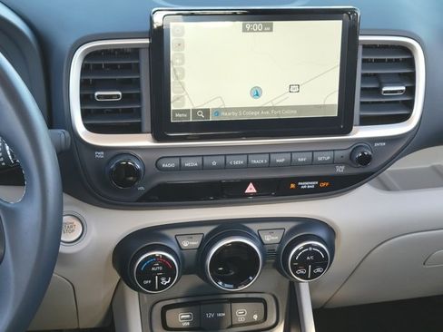 Used 2023 Hyundai Venue Limited image 11