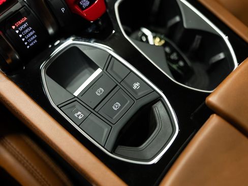 Used 2021 Lamborghini Urus AWD/4WD image 46