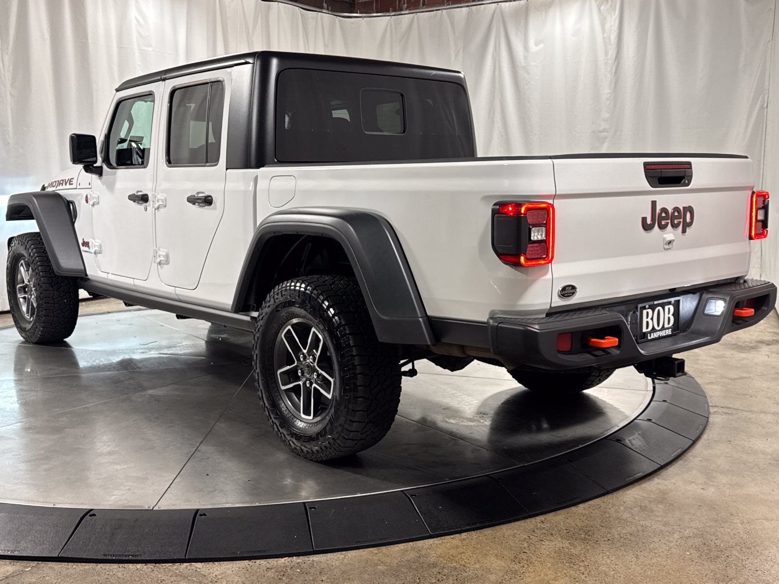 Used 2026 Jeep Gladiator Mojave AWD/4WD image 9