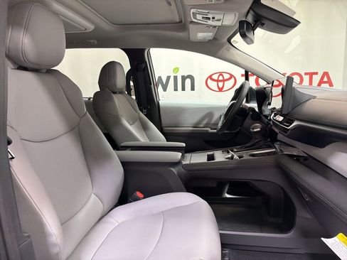 Used 2026 Toyota Sienna XLE image 12