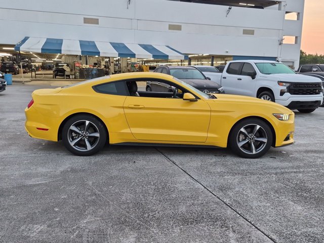 Used 2017 Ford Mustang Coupe RWD image 4