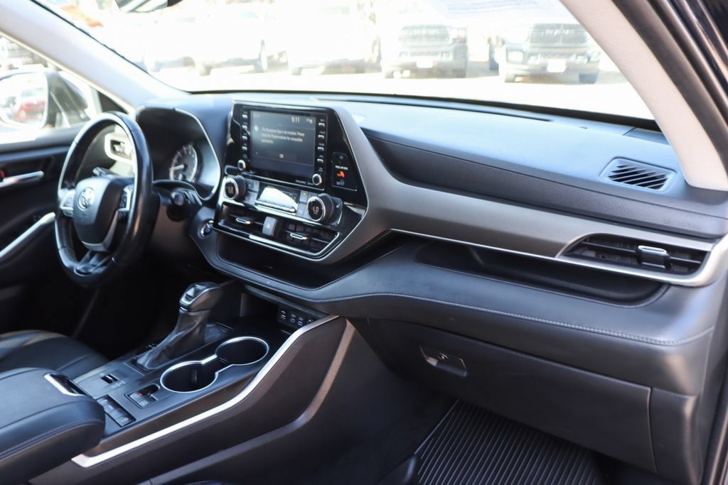 Used 2022 Toyota Highlander XLE FWD image 40