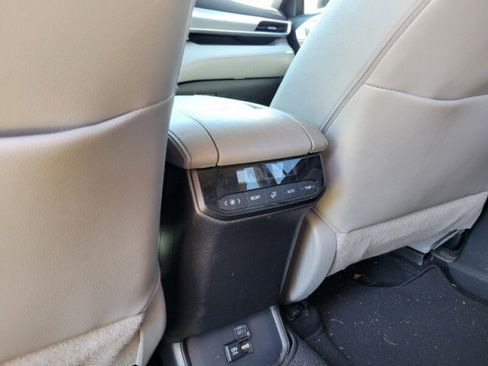 Used 2020 Toyota Highlander XLE image 27