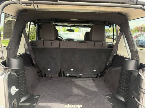 Used 2017 Jeep Wrangler Unlimited Sahara w/ Connectivity Group AWD/4WD image 20