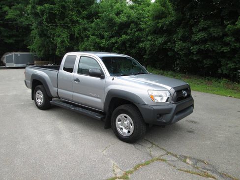 Used 2014 Toyota Tacoma 4x4 Access Cab w/ Convenience Package image 2