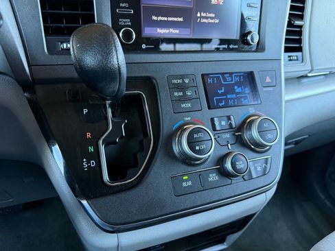 Used 2018 Toyota Sienna LE image 33