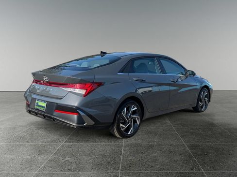 Used 2025 Hyundai Elantra SEL FWD image 9