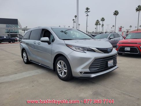 Certified 2023 Toyota Sienna Limited image 2