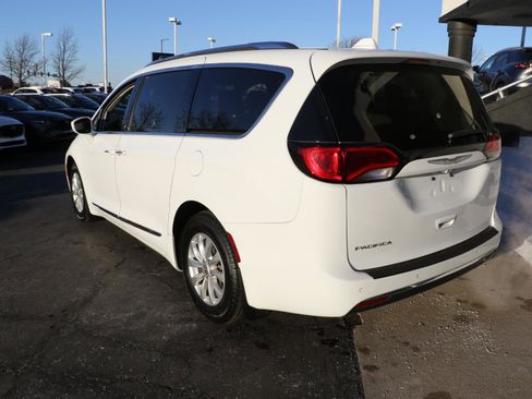 Used 2018 Chrysler Pacifica Touring-L image 3