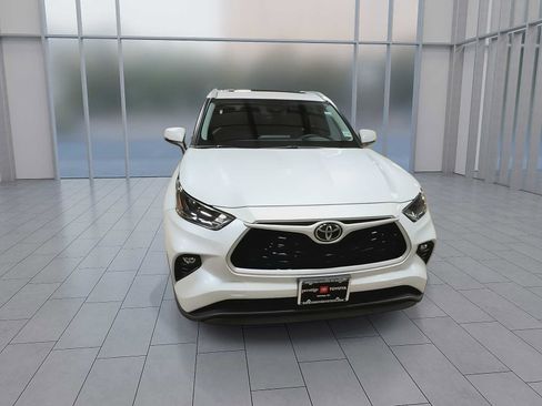 Used 2022 Toyota Highlander XLE AWD/4WD image 3