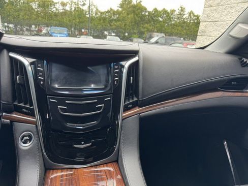 Used 2016 Cadillac Escalade 2WD image 29