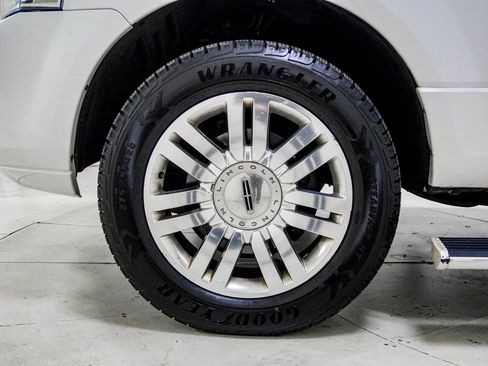 Used 2011 Lincoln Navigator L 4WD image 16