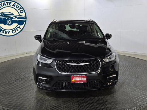 Used 2024 Chrysler Pacifica Limited FWD image 2