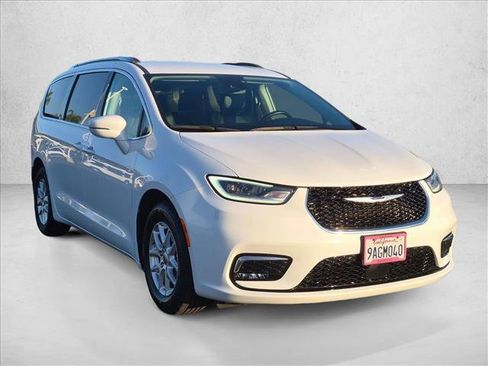 Used 2021 Chrysler Pacifica Touring-L w/ Uconnect Theater Family Group FWD image 3