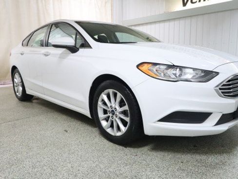 Used 2017 Ford Fusion SE FWD image 5