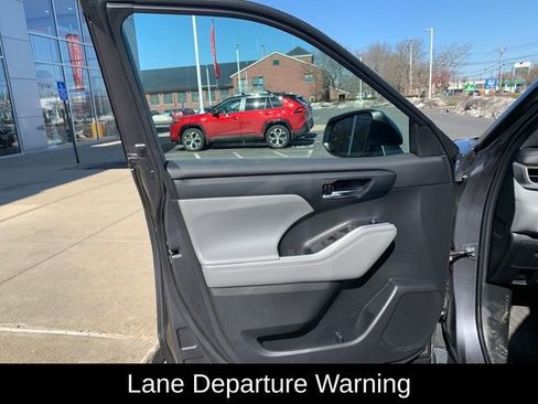 Used 2022 Toyota Highlander XLE image 12