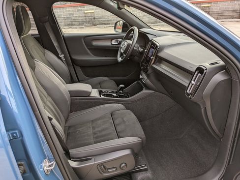 Certified 2025 Volvo XC40 B5 Plus image 22