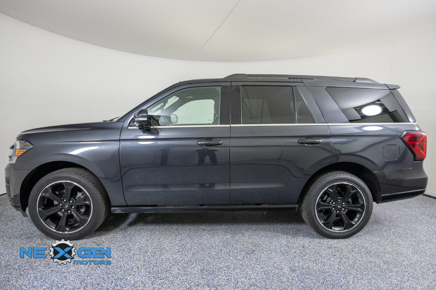 Used 2024 Ford Expedition Limited AWD/4WD image 5
