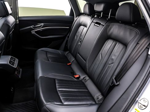 Used 2022 Audi e-tron Premium w/ Convenience Plus Package image 9