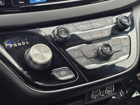 Certified 2025 Chrysler Pacifica Select FWD image 32