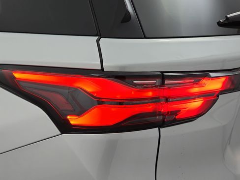 Used 2022 Chevrolet Traverse LS image 33