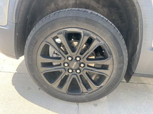 Used 2023 GMC Acadia SLT w/ Elevation Edition image 3