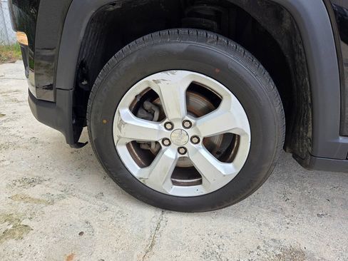 Used 2018 Jeep Compass Latitude FWD image 15