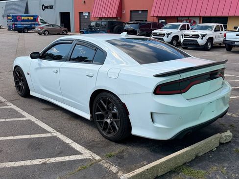 Used 2019 Dodge Charger Scat Pack w/ Technology Group RWD image 3
