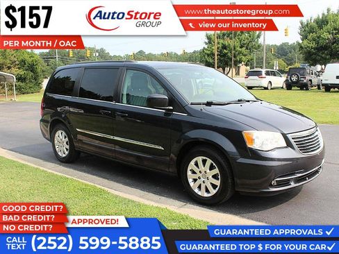 Used 2013 Chrysler Town & Country Touring FWD image 4