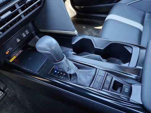 Used 2025 Toyota Camry SE image 12