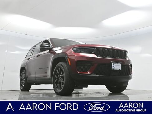 Used 2024 Jeep Grand Cherokee Altitude image 3