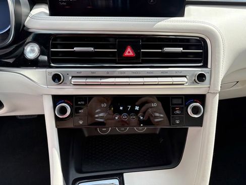 Used 2025 Genesis G70 2.5T image 20