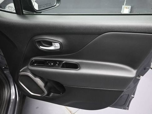 Used 2023 Jeep Renegade Latitude AWD/4WD image 30