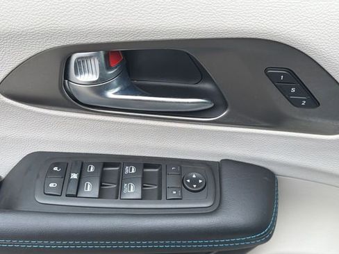 Used 2021 Chrysler Pacifica Touring-L AWD/4WD image 25