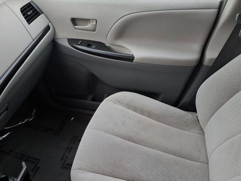 Used 2013 Toyota Sienna LE image 25