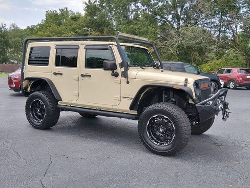 Used 2011 Jeep Wrangler Unlimited Sahara w/ Connectivity Group AWD/4WD image 2