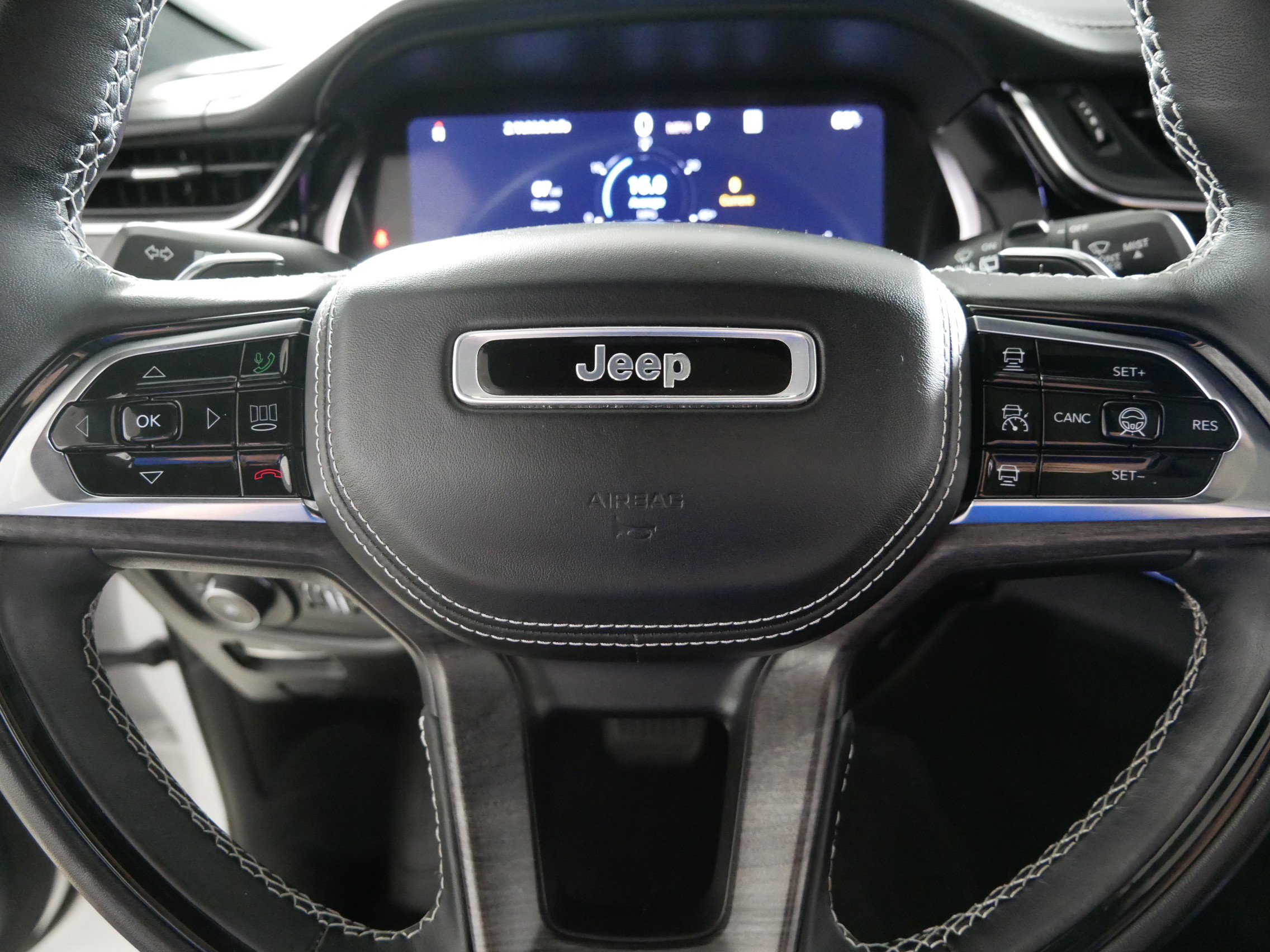 Used 2023 Jeep Grand Cherokee Overland w/ Adv Protech Group III AWD/4WD image 25