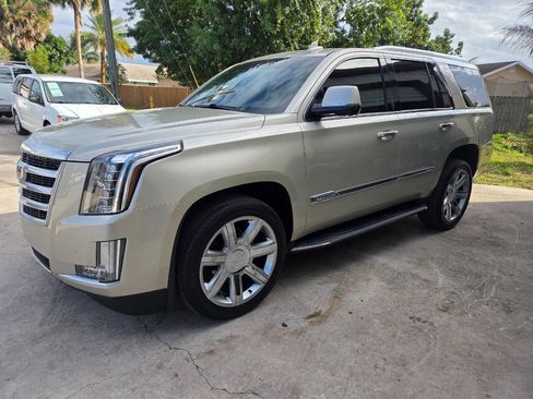 Used 2016 Cadillac Escalade Luxury RWD image 3