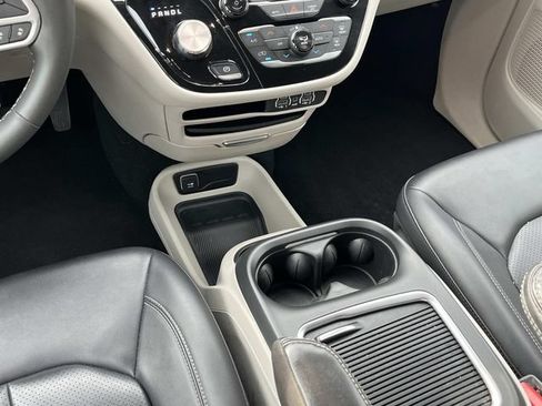 Used 2024 Chrysler Pacifica Touring-L FWD image 14