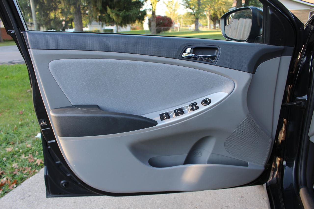 Used 2014 Hyundai Accent SE FWD image 12
