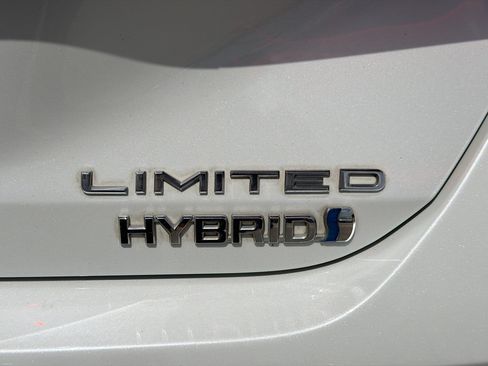 Used 2019 Toyota Avalon Limited FWD image 11