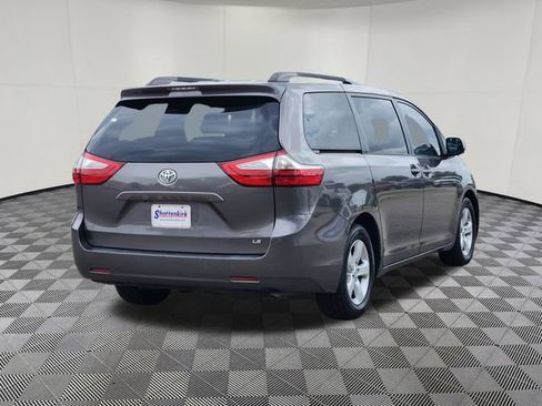 Used 2017 Toyota Sienna LE image 4