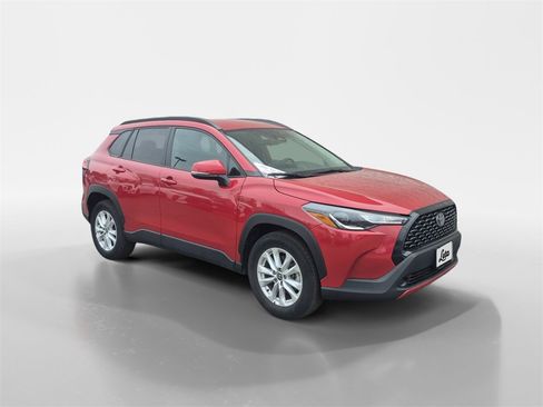 Used 2024 Toyota Corolla Cross LE image 2